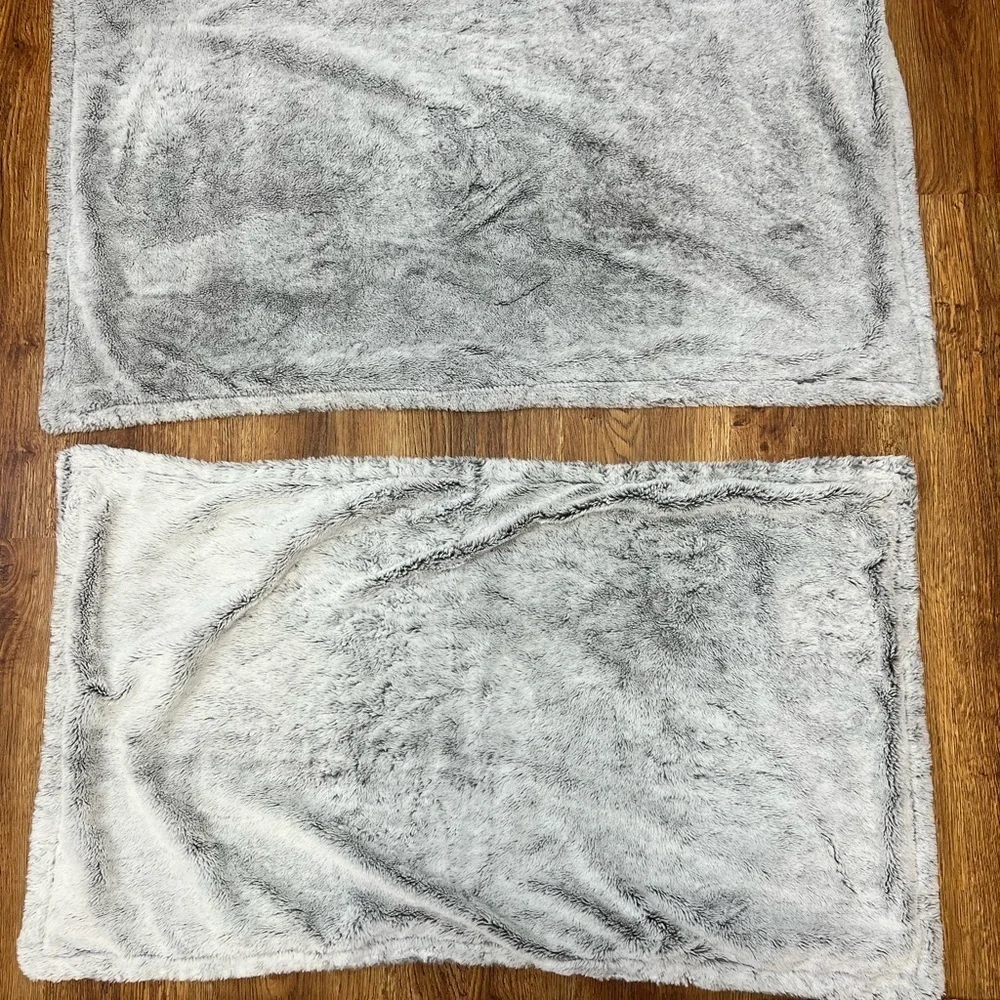 UGG Gray and Cream Cozy Pillow Case Set. King Size.